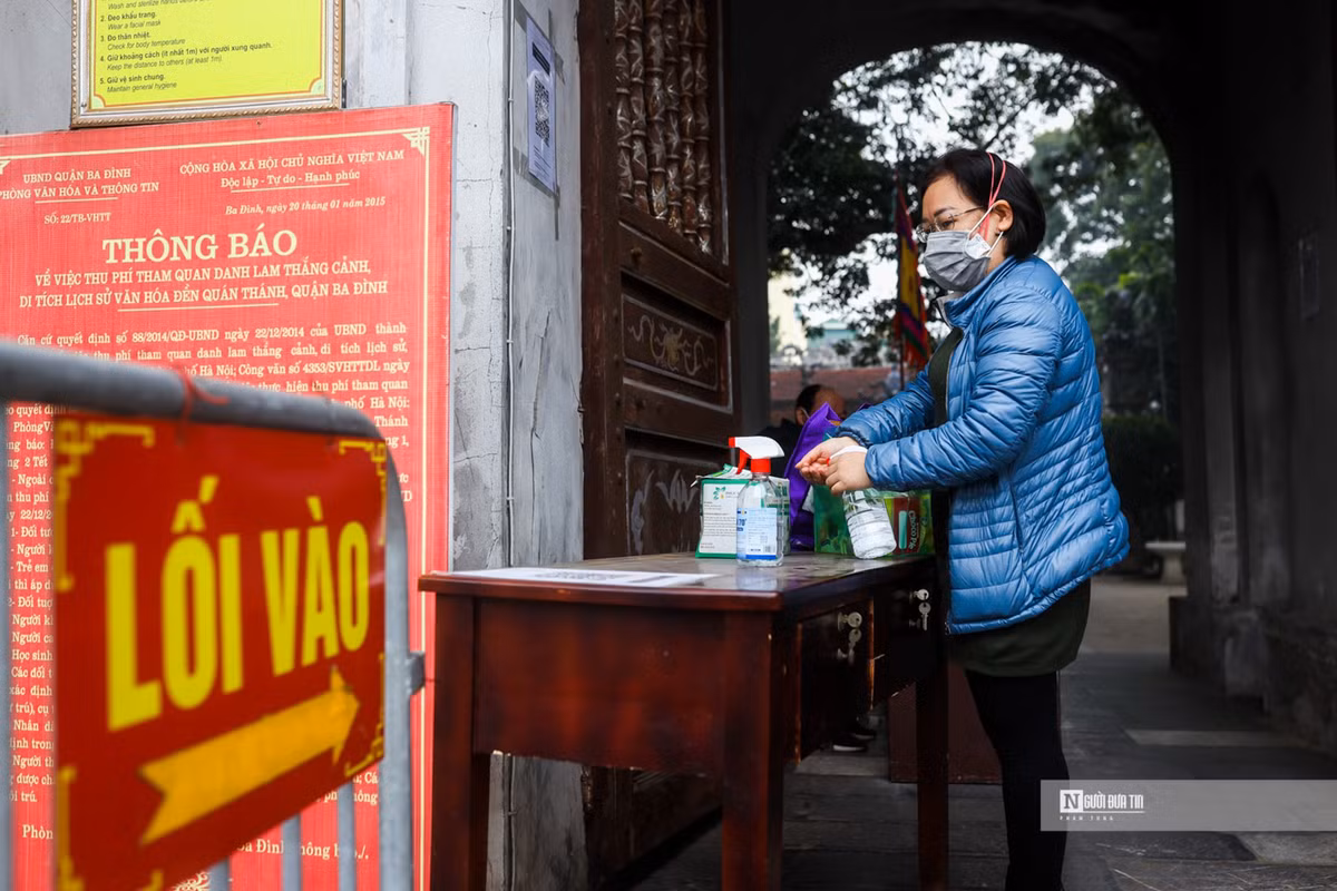 Theo ghi nhận của PV, các điểm du lịch ở Hà Nội đều bố trí bảng thông báo cùng nhân viên túc trực 24/24 yêu cầu người dân thực hiện các biện pháp phòng dịch.