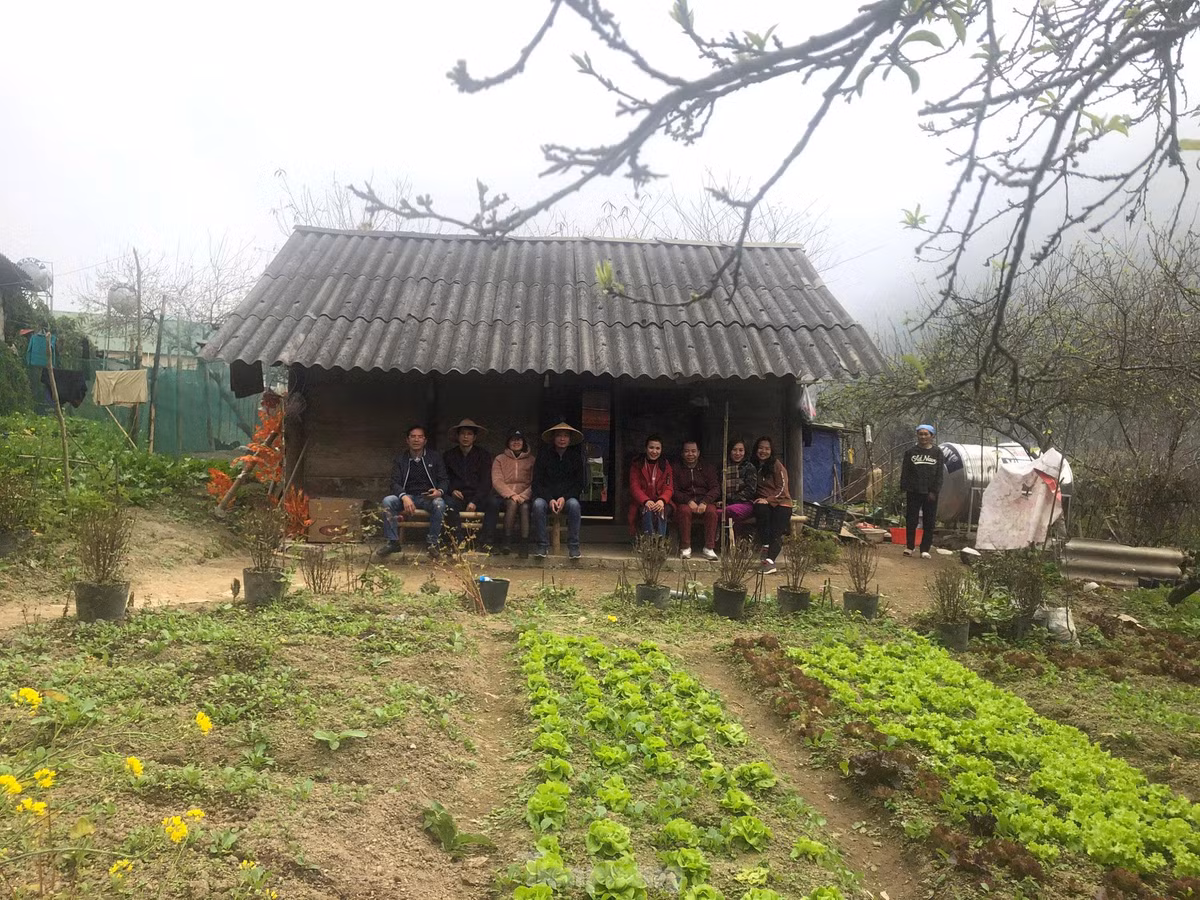 Ngoài lợi thế về núi rừng hoang sơ, phong cảnh hữu tình vào mùa đào mận bung nở, du khách về Mường Lống còn rất thích thú khi được hòa mình sống với người dân tộc bản địa, được trải nghiệm nấu ăn, làm các món bánh truyền thống của đồng bào dân tộc Mông…