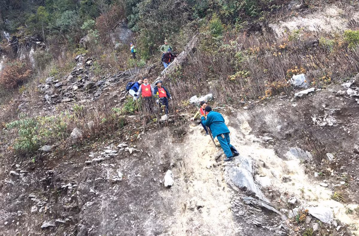 Pu Xai Lai Leng là ngọn núi thuộc dãy Trường Sơn Bắc, có đỉnh cao vượt trội 2.720m so với mực nước biển, nằm trên đường biên giới Việt Nam và nước bạn Lào. Để đến với Phu Xai Lai Leng, đây không đơn thuần là leo lên một ngọn núi cao mà là một cuộc thám hiểm thực sự. Đường lên đỉnh còn rất mới và đúng chất một cuộc thám hiểm, thử thách lòng người. 