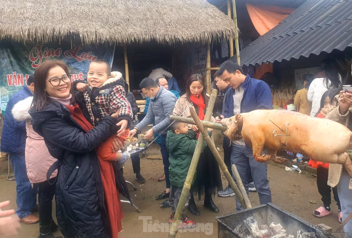 Du khách thích thú trải nghiệm ẩm thực của người H’Mông.