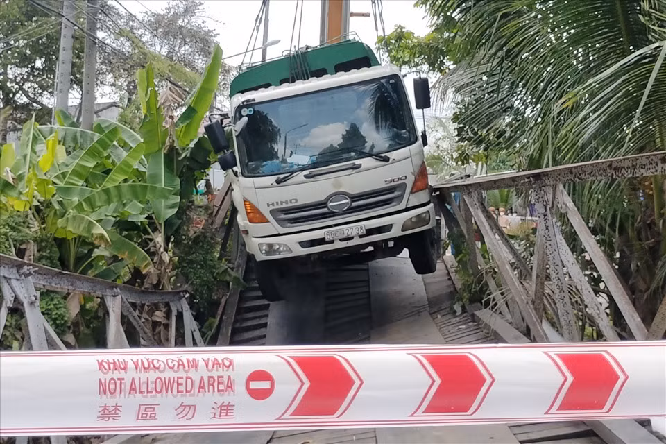 Ông Nguyễn Trung Nghĩa - Chủ tịch UBND huyện Phong Điền (TP.Cần Thơ) cho biết, thông tin ban đầu báo cáo lại, tài xế xe rác đã đi nhầm đường, nên cho xe chạy qua chiếc cầu có tải trọng thấp, từ đó, dẫn đến sự cố. Hiện, huyện đã giao Phòng Kinh tế - Hạ tầng cùng các đơn vị có liên quan xác minh làm rõ vụ việc.