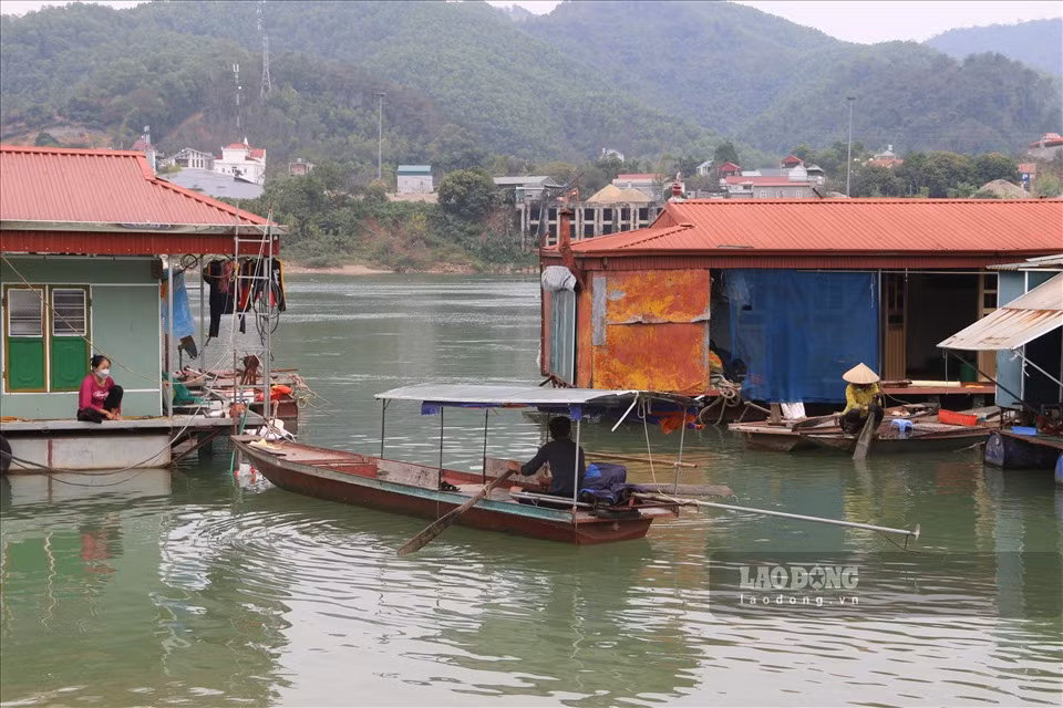 Theo những người dân ở đây, gia đình nào khá giả thì làm được nhà nổi bằng phao có thời hạn sử dụng từ 10 - 15 năm.