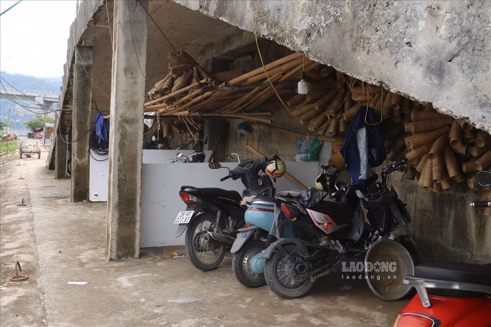 Gầm cầu thang lên xuống được tận dụng làm bãi đỗ xe và một số vật dụng đặc trưng của dân chài. 