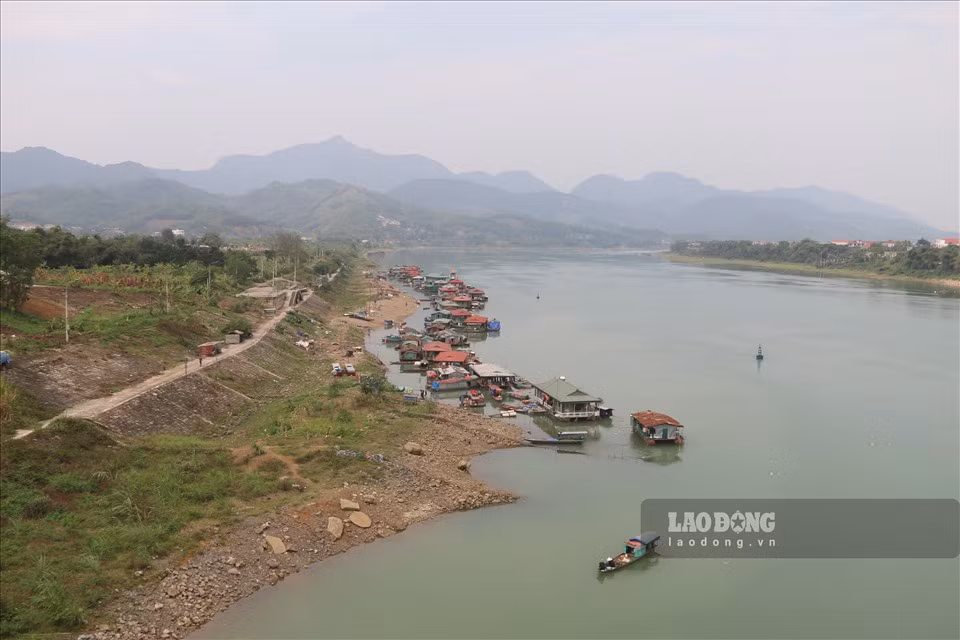 Ngay gần khu vực dưới chân cầu Hòa Bình 3 (tổ 14, phường Thịnh Lang, TP Hoà Bình) có một xóm vạn chài nằm bên bờ Đà giang. Ảnh: Khánh Linh.