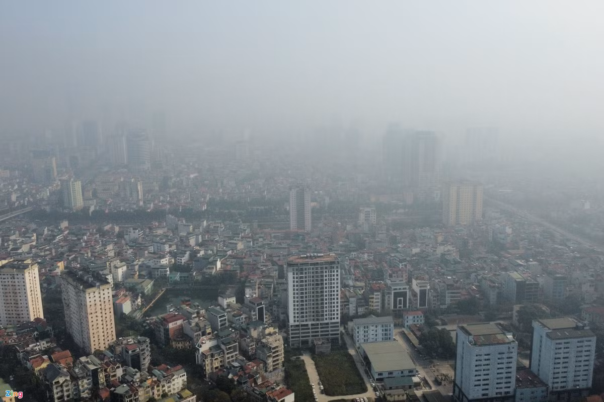 10h30 tại khu vực quận Thanh Xuân, không khí mờ đục dù lúc này mặt trời đã lên cao. >>> Mời quý vị độc giả xem thêm video: Chất lượng không khí tại Hà Nội ở mức kém 