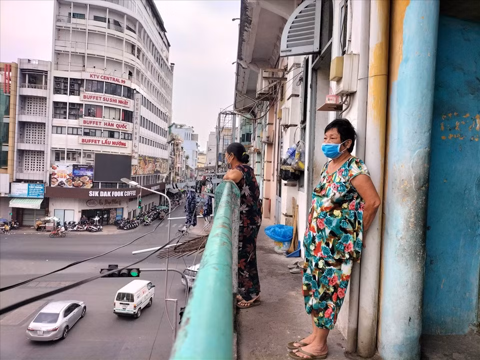 Theo báo cáo của Sở Xây dựng, chung cư có 21 căn hộ, trong đó có 19 căn hộ thuộc sở hữu tư nhân và 2 căn hộ do Công ty TNHH MTV Dịch vụ công ích quận 5 quản lý. Theo kết luận kiểm định chất lượng công trình, chung cư số 440 đường Trần Hưng Đạo có mức độ nguy hiểm là nhà cấp D. Sau khi phá dỡ có diện đất phù hợp quy hoạch là 170 m2, nên không đủ để xây dựng lại chung cư mới.