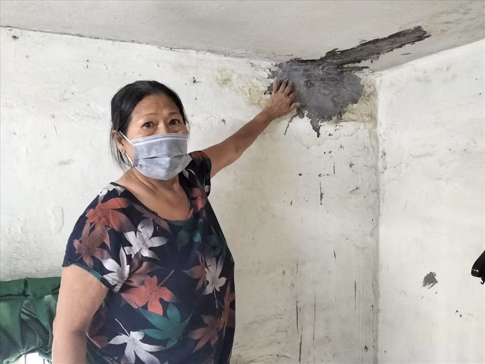 Bà Bùi Thị Lời, sống tại căn hộ 15/440 cho biết, bà đã tự dùng xi măng trám những vết nứt lớn trên tường để hạn chế ẩm ướt gây hại đến sức khỏe. "Chung cư nằm trong diện giải tỏa, các hộ dân đã được chính quyền nhiều lần mời lên làm việc, tuy nhiên còn vướng mắc trong việc đền bù nên chưa di dời thành công", bà Lời nói.