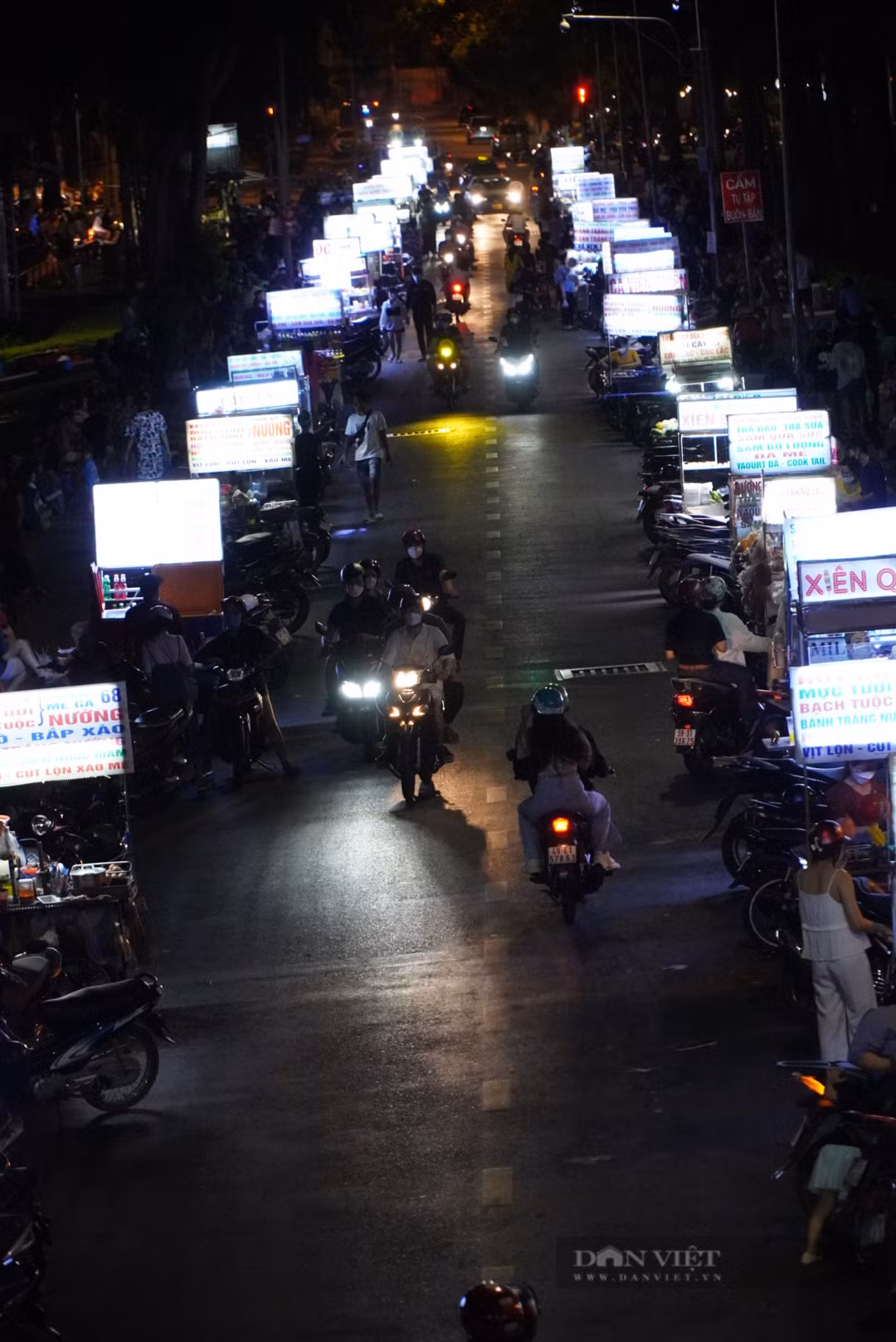 Vì buôn bán lấn chiếm lòng lề đường nên chủ của các xe hàng rong liên tục hướng mắt về phía đầu đường để quan sát, nếu thấy lực lượng chức năng, họ sẽ nhanh chóng ra tín hiệu để tất cả cùng đẩy xe hàng “tẩu thoát”.