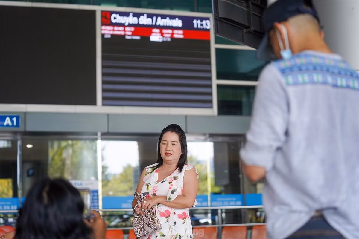 Chị Ngô Kim Hương từ Kiên Giang lên TPHCM đón con trai là du học sinh bên Úc sau ba năm chưa được về quê.