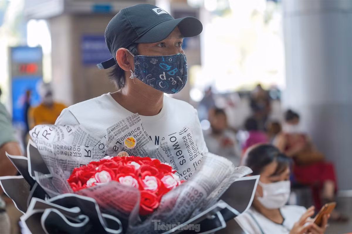 Anh H., chuẩn bị hoa hồng để đón người yêu là du học sinh.