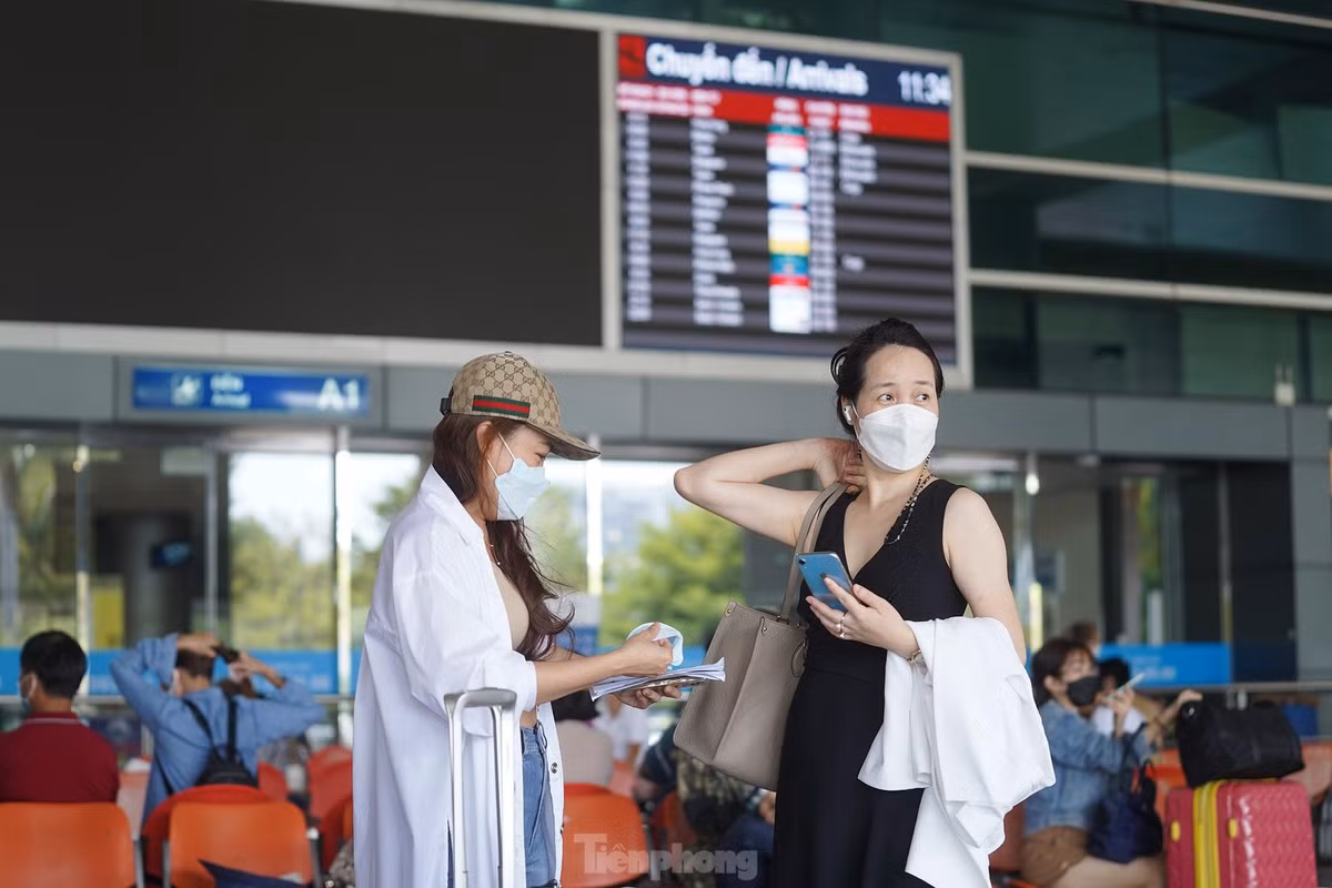 Chị Nguyễn Thị Hiệp (váy đen) ra đón chị Kim Trang, một người bạn và cũng là đối tác.