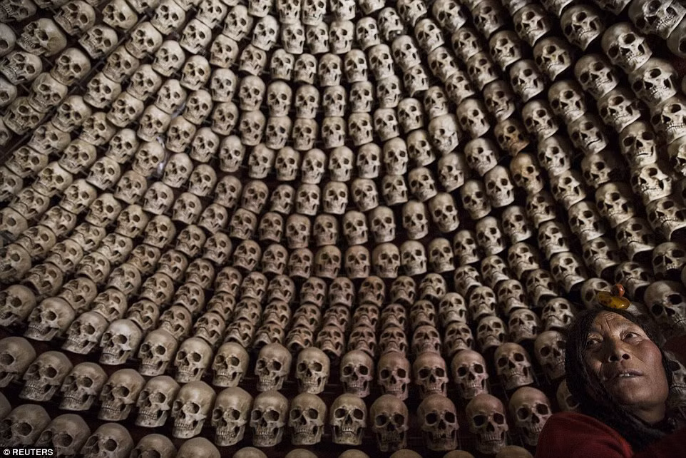 Đa số người Tây Tạng và nhiều người Mông Cổ đều tụng niệm kinh Kim Cương của Phật giáo, đề cao sức mạnh tinh thần. Theo đó, họ không thấy cần phải giữ gìn cơ thể phàm tục sau khi đã chết, có thể hi sinh bản thân để khiến những con kền kền no bụng sẽ khiến tâm hồn họ được giải thoát.