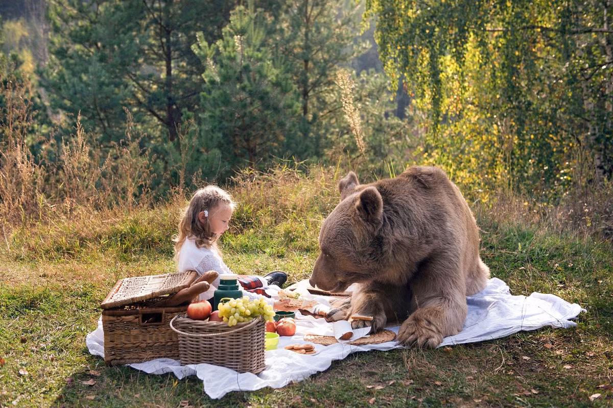 Với cô gái nhỏ Katya, gấu nâu khổng lồ Stepan cũng rất dịu dàng.
