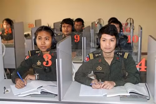 Học viên hệ Quốc tế học tiếng Việt tại phòng luyện âm.