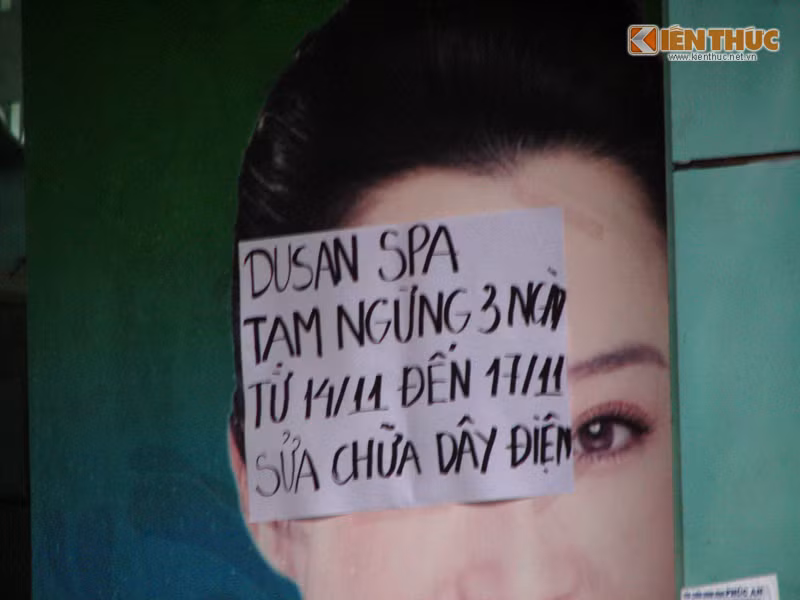 Một bảng thông báo ngưng hoạt động được dán trước cửa Dusan Spa ngay sau đó. Ảnh: Minh Bái