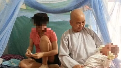 Bà mẹ trẻ tá túc ở chùa Diệu Pháp để sinh con.