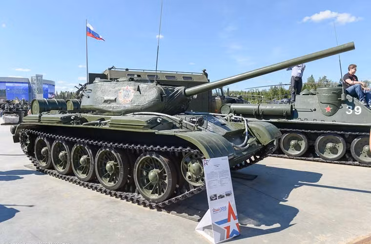 Xe tăng hạng trung T-44 được phát triển trên cơ sở xe tăng T-34-85, khoảng 1.823 chiếc được chế tạo trong giai đoạn 1944-1947. Mẫu T-44 được trưng bày tại Army 2015 dùng nòng 85mm ZIS-S-53.