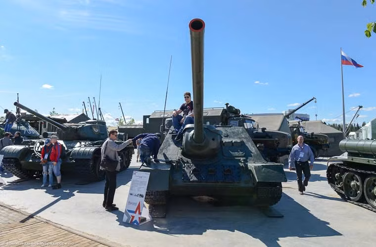 Pháo tự hành chống tăng SU-100 được phát triển năm 1944 trên cơ sở xe tăng T-34/85. Xe không có tháp pháo mà pháo D-10S 100mm được gắn chặt vào thân xe, giáp dày 75mm.