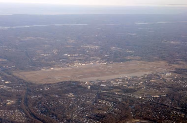 Sân bay quân sự Andrews (quận Prince George's, tiểu bang Maryland) nằm trong căn cứ liên hợp Andrews đặt dưới sự quản lý của Không quân Mỹ. Ảnh chụp trên không toàn cảnh sân bay quân sự Andrews.
