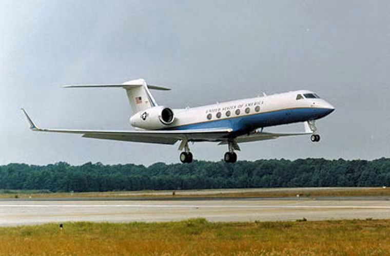 Chuyên cơ tầm ngắn, loại nhỏ C-37A Gulfstream V thuộc Phi đoàn 99.
