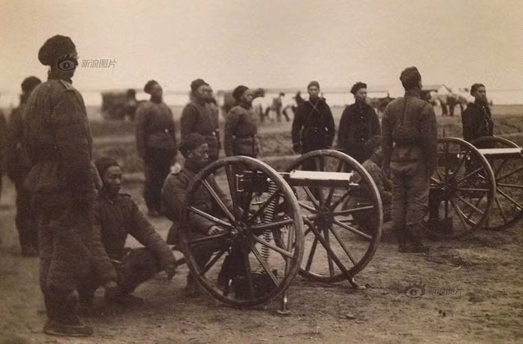 Ngày 8/12/ 1895, Thái hậu Từ Hi đã bổ nhiệm một võ quan Hoài quân là Viên Thế Khải làm chỉ huy đội quân Bắc Dương gồm 4.000 binh sĩ, được huấn luyện bởi các sĩ quan Đức và trang bị vũ khí của Đức.