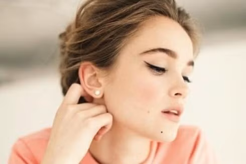 Nếu nốt ruồi này xuất hiện đã lâu mà bạn vẫn chưa gặp được cơ hội phát tài phát lộc, đừng nóng vội hay tỏ ra lo lắng. Bởi đây là nốt ruồi báo hiệu sự giàu sang về hậu vận. Ngoài ra, nếu trên nốt ruồi mọc lông, chứng tỏ tài phúc sẽ nhanh chóng nằm gọn trong tay bạn.