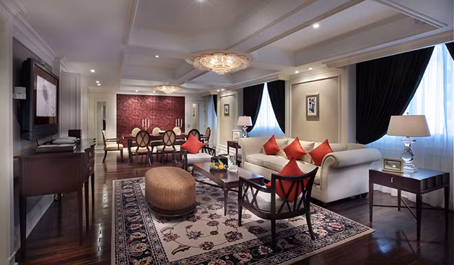  3. Khách sạn Sofitel Metropole Hà Nội Nằm trong top những khách sạn xa xỉ có giá phòng đắt nhất Việt Nam phải kể đến tiếp đó là khách sạn Sofitel Metropole Hà Nội. Có thể nói, Imperial Suite, niềm tự hào của khách sạn cổ kính và giàu lịch sử Metropole Hà Nội, được tạo nên bởi sự sang trọng, đẳng cấp thực sự trong một không gian hiện đại không kém phần xa hoa. Ảnh: Internet.