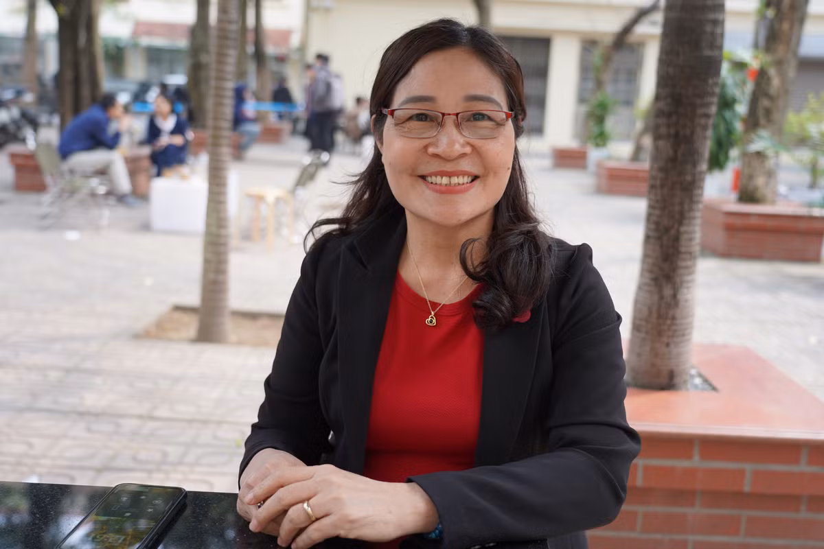 PGS.TS Nguyễn Thị Hà: Phụ nữ làm khoa học giống… “fan” bóng đá PGS.TS Nguyen Thi Ha: Phu nu lam khoa hoc giong… “fan” bong da