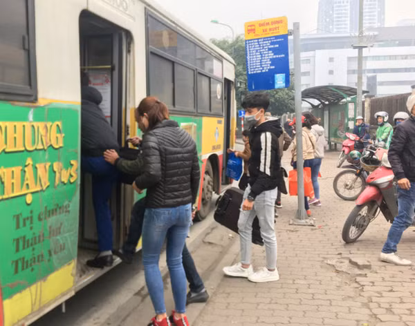 Dich COVID-19: Xe buyt Ha Noi khach vang teo, moi chuyen chua den chuc nguoi