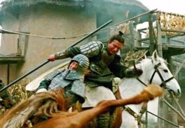 Nam diễn viên Hồ Quân từng gây được tiếng vang với vai diễn Kiều Phong trong phim truyền hình Thiên long bát bộ bản 2003. Đến năm 2008, khi đóng phim điện ảnh Xích Bích, anh gặp chấn thương nặng khi bị ngựa hất văng xuống đất và bị kéo lê suốt 10 m. Ban đầu, nam diễn viên giấu bệnh, tiêm thuốc giảm đau để quay phim. Tuy nhiên, bệnh tình trở nặng khiến Hồ Quân không thể tiếp tục làm việc. Sau đó, đoàn phim phải yêu cầu anh nằm viện một tháng để chữa trị.