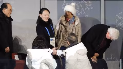 Bà Kim Yo-jong bắt tay tổng thống Hàn Quốc Moon Jae-in