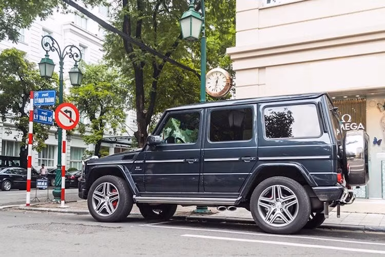Dù đã ra mắt từ thập niên 70 nhưng tới tận ngày nay, Mercedes G-Class vẫn được đánh giá là một trong những chiếc xe SUV offroad tốt nhất. Xe có cấu trúc thân trên khung linh hoạt, 3 khóa vi sai, khoảng sáng gầm 20,3 cm cùng góc thoát trước/sau lần lượt là 28 và 29 độ.