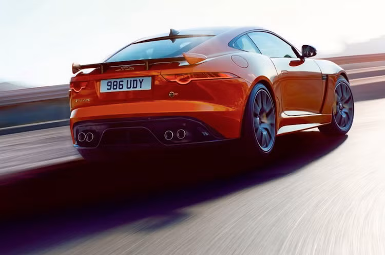 Ở phía sau, siêu xe thể thao mới F-Type SVR nổi bật nhờ cánh đuôi gắn trên nắp khoang hành lý, bộ ống xả thể thao và cản sau có tích hợp cánh khuếch tán dưới gầm.