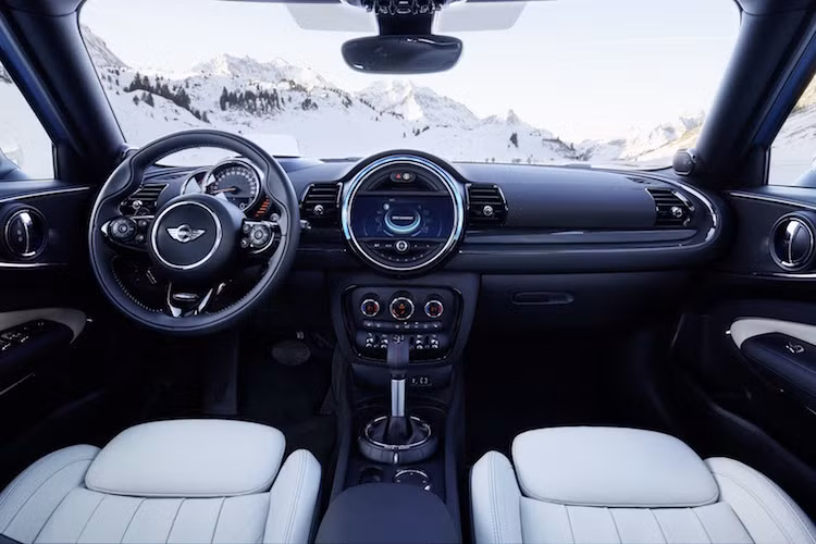 Dù sở hữu thiết kế nhiều điểm chung nhưng hiện tại trong dòng sản phẩm của MINI, Clubman ALL4 và Clubman đều đang sở hữu không gian rộng nhất.