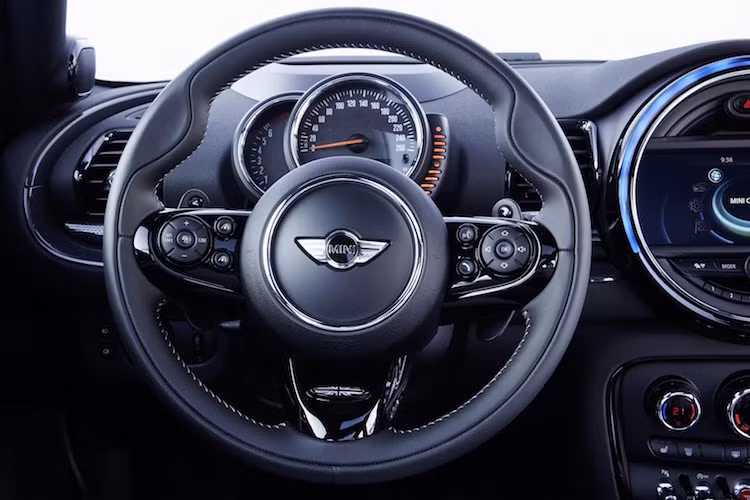 Khác với thế hệ mini cũ, chiếc xe có bảng đồng hồ báo tua và báo tốc nằm ngay trước mặt người lái, không còn ở chính giữa bảng táp-lô như trước.