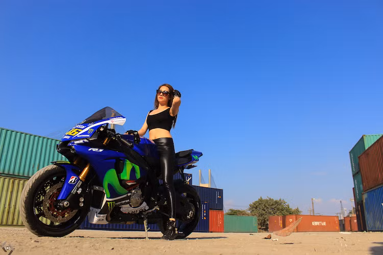 Yamaha R1 thế hệ mới có trọng lượng khô 179kg, trọng lượng ướt khoảng 200kg. Xe cũng sở hữu thanh truyền bằng titan, nhẹ hơn đến 60% so với những đàn anh R1 đi trước.