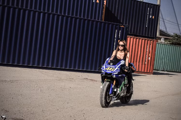 R1 được trang bị động cơ Crossplane 4 xi-lanh thẳng hàng 1000 cc với công suất tối đa 200 mã lực.