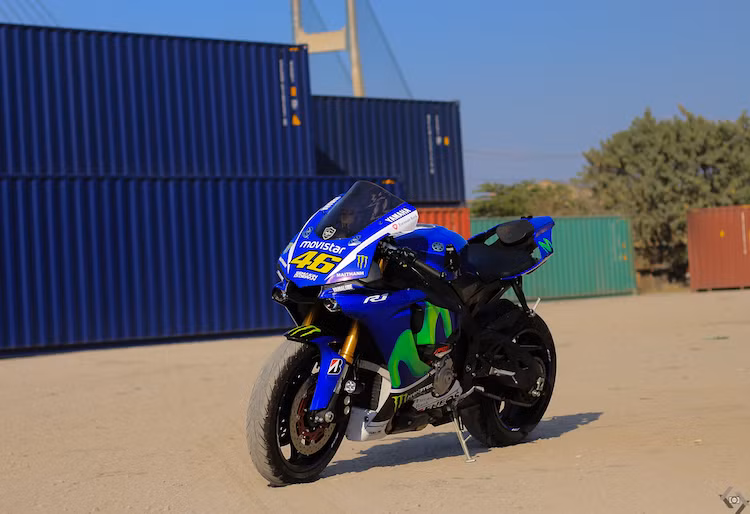 Ra mắt lần đầu vào năm 1998, tính tới nay mẫu siêu môtô Yamaha R1 đã trải qua tổng cộng 7 thế hệ. Thế hệ R1 mới nhất vừa mới chỉ được ra mắt vào tháng 11/2014.