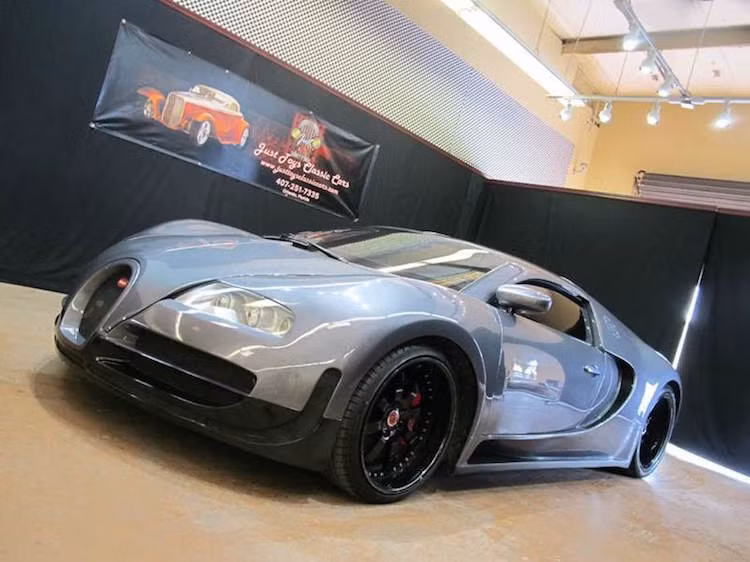 Nếu chỉ nhìn chiếc " siêu xe Bugatti Veyron" này lướt qua ngoài phố, ngay cả những người mê xe cũng khó có thể tin rằng nó đã được độ lại từ một chiếc coupe Mercury Cougar đời 2001 vốn được coi là "xe cỏ" tại Mỹ.