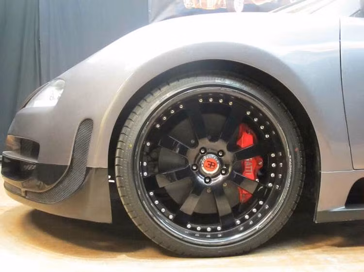 Do không thể "fake" được mâm zin của Veyron, chủ của chiếc xe đã phải thay thế bằng một bộ mâm độ khác với thiết kế 8 cánh và lòng mâm rất sâu.