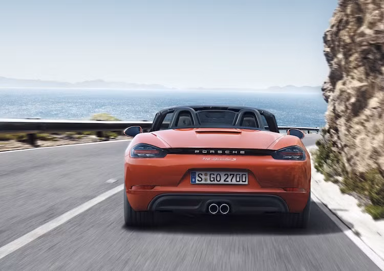 Trong khi đó, phiên bản cao cấp 718 Boxster S sở hữu động cơ tương tự, nhưng có dung tích tăng lên thành 2,5l, đạt 354 mã lực/420 Nm. Cả 2 phiên bản đều được trang bị sẵn hộp số sàn 6 cấp và tùy chọn số ly hợp kép PDK.