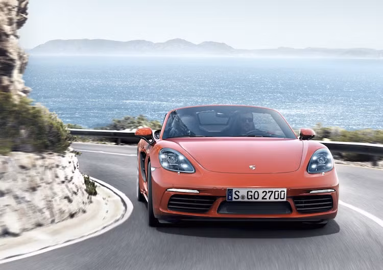 Thay đổi lớn nhất của 718 Spyder là động cơ của xe. Trong đó, phiên bản cơ bản lần đầu tiên được trang bị động cơ 4 xi-lanh nằm ngang 2.0l tăng áp (296 mã lực/380 Nm) - lớn hơn tới 35 mã lực/100 Nm so với động cơ 2.7l 6 xi-lanh cũ.