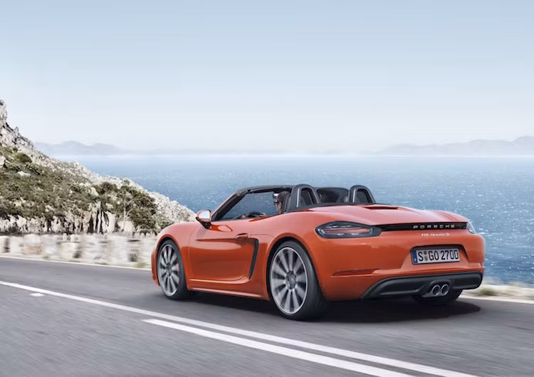 Tuy nhiên ngay cả khi đặt cạnh nhau, 718 Boxster chỉ có thể được phân biệt với Boxster cũ nhờ có cản trước thiết kế mới sắc sảo hơn, cánh đuôi nhỏ ở phía sau cùng các đèn chiếu sáng mới.