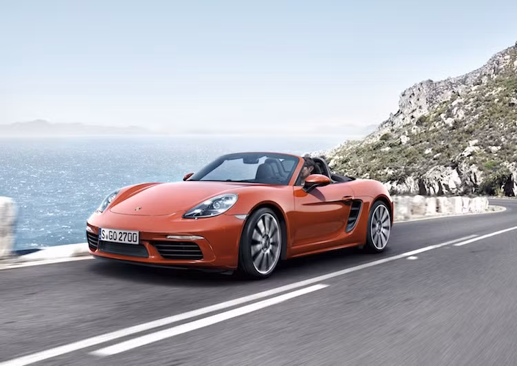 Ở lần nâng cấp mới nhất này, Porsche cho biết hãng đã cải tiến hoàn toàn ngoại thất của Boxster, ngoại trừ nắp khoang hành lý, kính chắn gió và mui gập mềm.
