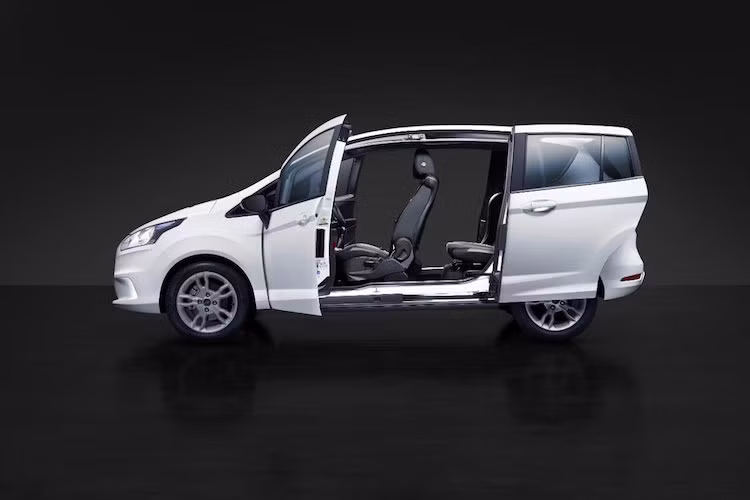 Một điểm đặc biệt trong thiết kế của xe là cửa trượt phía sau và không có cột B, giúp hành khách ngồi ở hàng ghế thứ 2 có thể lên xuống xe dễ dàng. Tuy nhiên do có kích thước nhỏ bé nên B-Max chỉ có 5 chỗ ngồi.