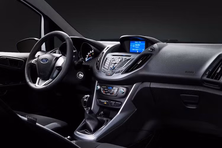 Nội thất của xe sở hữu các chi tiết thiết kế tương tự như Fiesta. Hệ thống thông tin giải trí SYNC cũng được trang bị cho xe, với tùy chọn nâng cấp màn hình lên 5 inch.