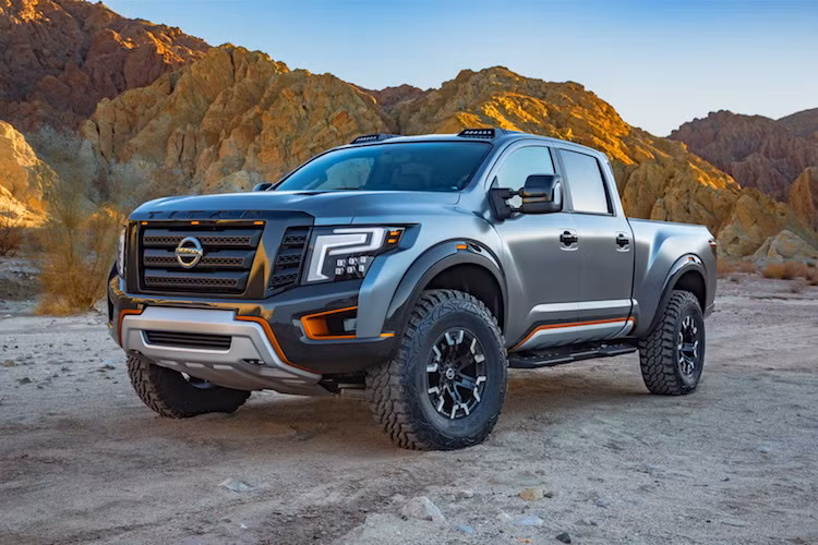 So với chiếc Titan thường, phiên bản pick-up Titan Warrior sở hữu ngoại hình cực "ngầu", bắt đầu từ hệ thống treo nâng cao tới 7 cm, khiến xe đạt khoảng sáng gầm cao hơn.