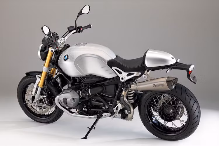 So với các phiên bản R nine T bình thường, R nine T Sport thể thao hơn với phần đuôi theo phong cách cafe racer và pô Akrapovic trang bị sẵn.
