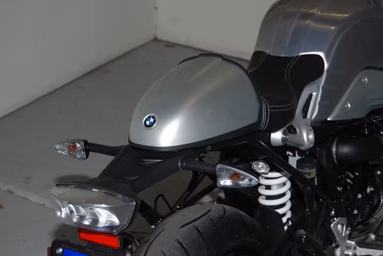 Phần đuôi xe được rút gọn với "gò" mang phong cách cafe racer, nhưng vẫn được tích hợp đầy đủ các đèn LED chiếu sáng. Tuy nhiên với đuôi mới, R nine T Sport cũng đã không còn yên và bộ gác chân cho người ngồi sau.