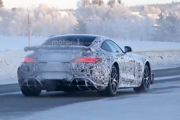 Theo Mercedes, phiên bản thể thao mới của AMG GT sẽ không có tên gọi Black Series. Ngoài ra, tên GT3 cũng bị loại trừ khi Porsche đã đăng ký bản quyền tên gọi này. Hiện tại, chiếc xe đang được tạm gọi là GT R nhưng nhiều khả năng cái tên này cũng không phải là tên chính thức do trùng với chiếc Nissan GT-R.